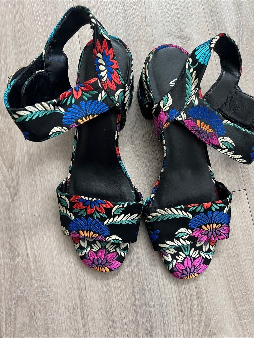 VANELI FLORAL BLACK SATIN
FABRIC BLOCK Embroidered Block Heel Sandals Sz 11N